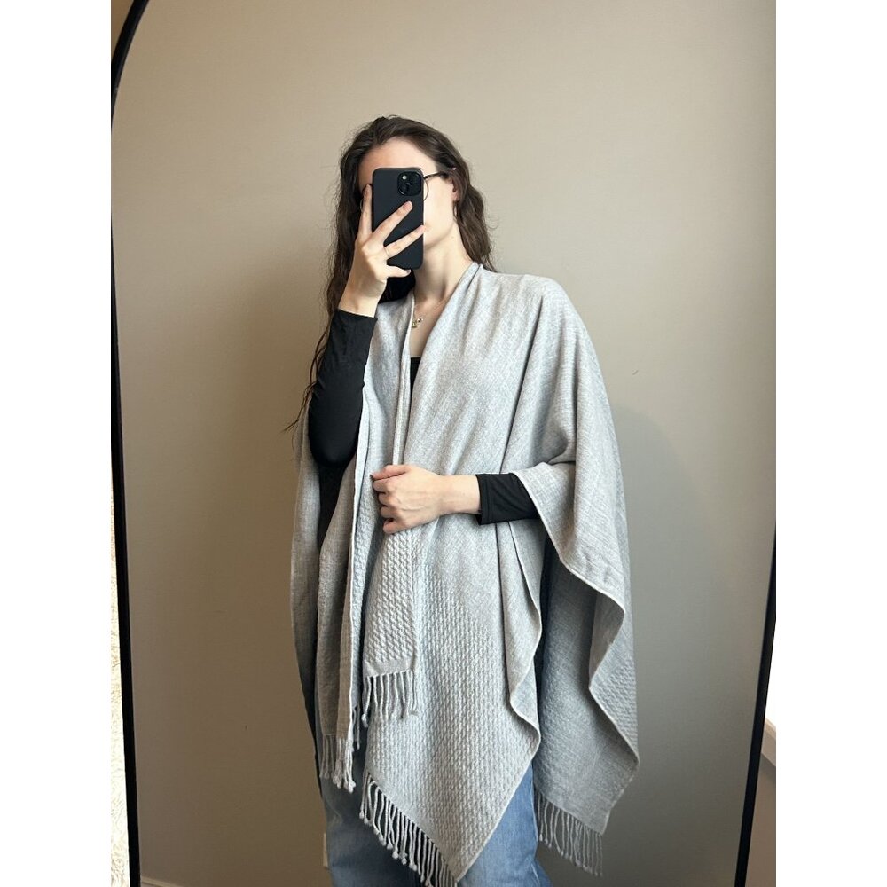 Mer Sea Gray One-Size Poncho – Cozy Chic Travel Layer Quiet Luxury Soft Knit